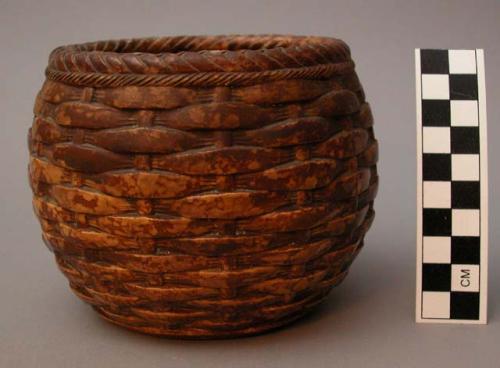 Ceramic vessel in shape of basket