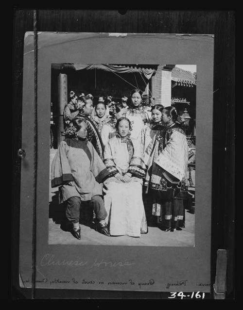China, Peking: Group of women in court of wealthy Chinese house