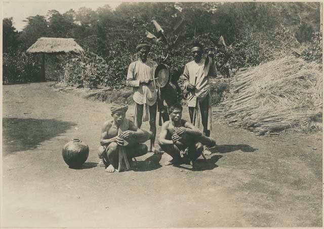 Jugadores de tambores igorot y gansa en canaoJugadores de tambores igorot y gansa en canao  