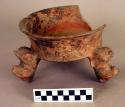 Painted earthen vase with 3 legs