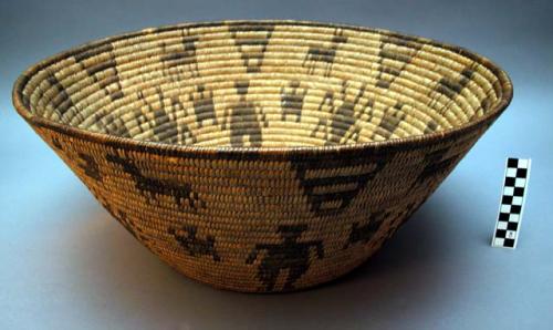 Large basketry vessel using a four strand starting knot with bundle coiling