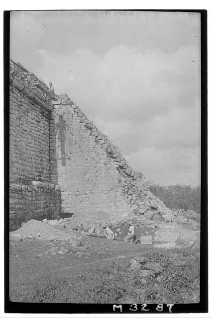 O'Neil on scaffolding measuring masks at Monjas