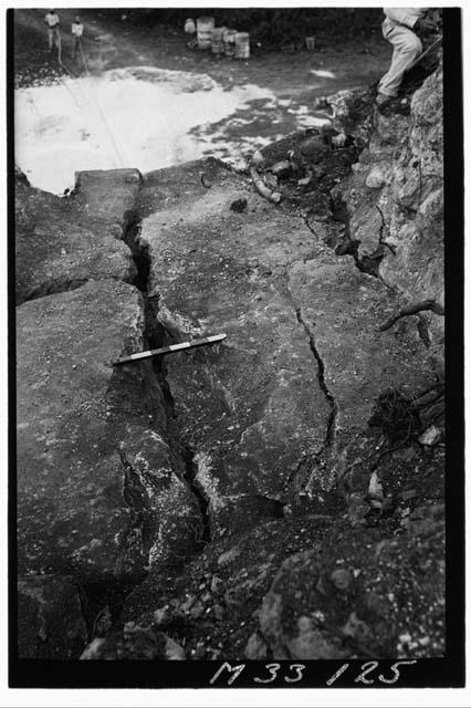 Cracks from second story stairs of platform 3 at Monjas.