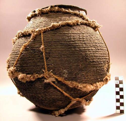 Corrugated pot with fur string netting