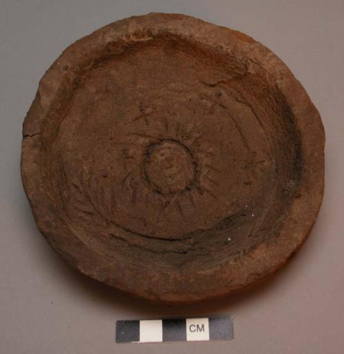 Circular dish, grey mud