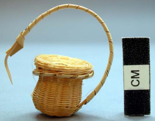 Miniature carrying basket with handle and cover