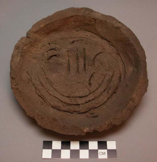 Circular dish, grey mud