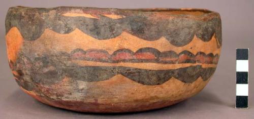 Bowl, polacca polychrome (early). int: splatter design; ext: curvilinear design.