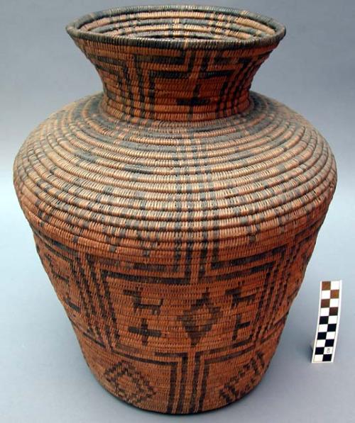 Medium-sized jar-shaped basket, coiled. Made of bear grass and devil's claw.