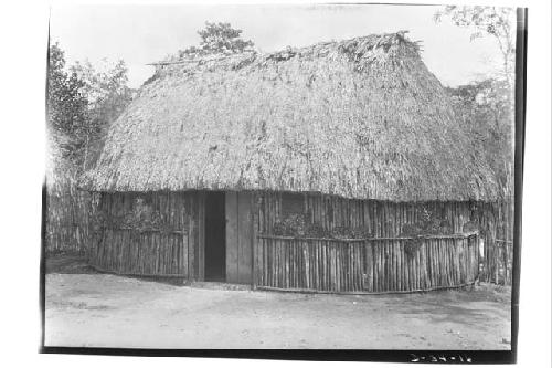 Maya house; palm thatch; vertical wall poles; apsidal plan.