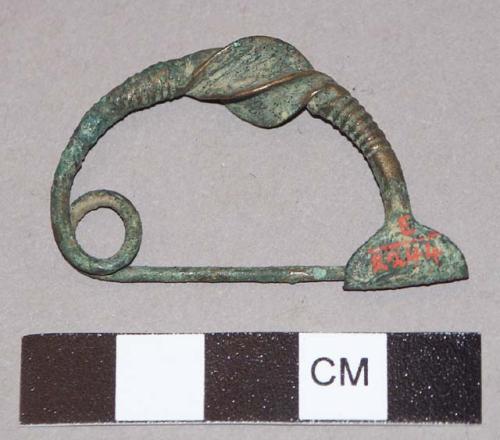 Fibula of bronze with twisted arc