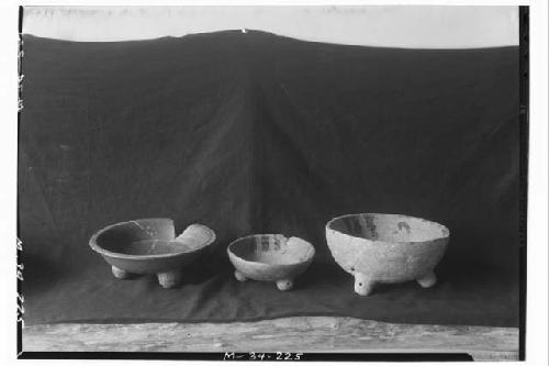 Monjas - Three three -legged bowls