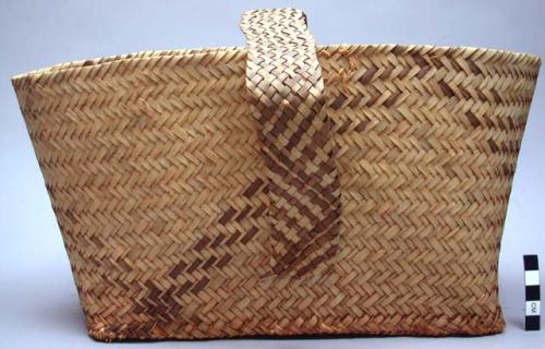 Flat basket with handle