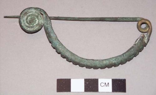 Fibula of bronze, perforated arc