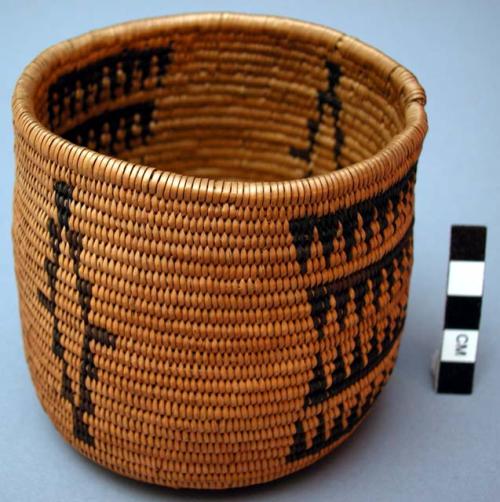 Round basket with dark brown design