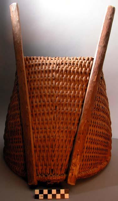 Basket with external frame