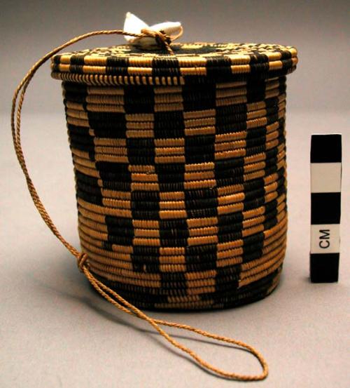 Basket w/ lid, woven dark & nat. veg. fiber, check design, cylindrical