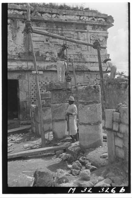 Monjas - Setting capitals columns E. building S.E. court