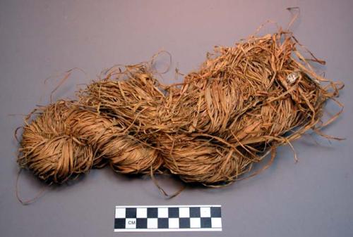 Skein of grass for edging plastered baskets.