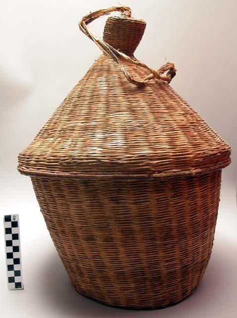 Basket, wicker weave, cone-shaped cover with knob and fibre attached (kikega)
