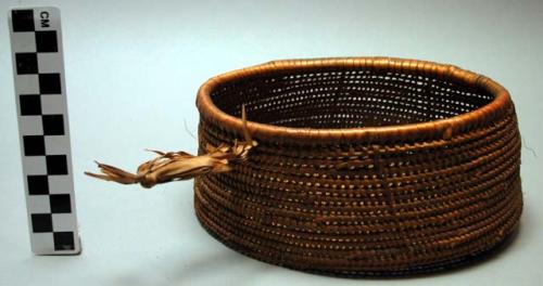 Small round basket, 6.75" x 3.25", coiled weave, kuzo