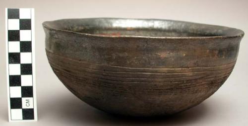 Pottery bowl glazed with "liki"
