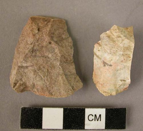 2 flint and quartzite flakes