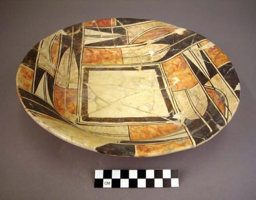 Bowl, sikyatki-San Bernardo polychrome. int: linear design; ext: slipped, no des