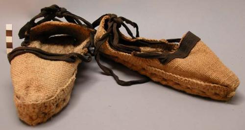 Pair shoes of vegetable fibre