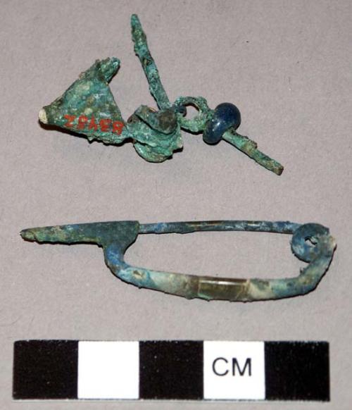 Fibulae with glass pendants