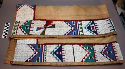 Saddle blanket with a cloth center and back.