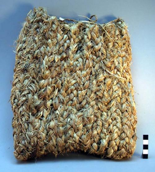 Sack made of sagebrush bark with handle of string (wiha).