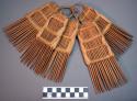 5 combs, of wood and leaf. Chipeso