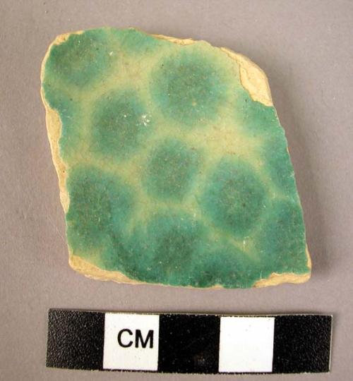 1 patterned green-glazed potsherd