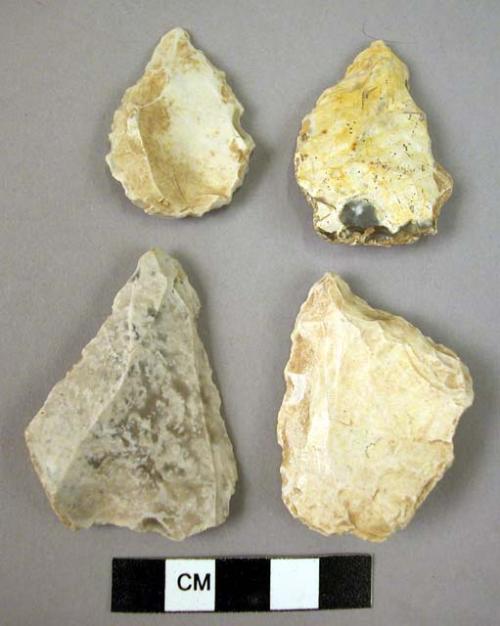 4 typical triangular flint points made on Levallois flakes