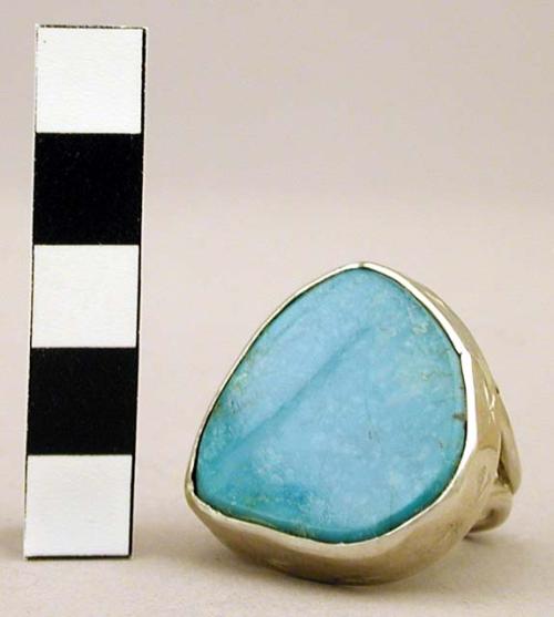 Ring, silver, 1 large free form turquoise stone, bezel shaped around the stone