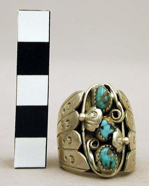 Ring, silver, 3 small turquoise stones, silver fan-shaped side pieces