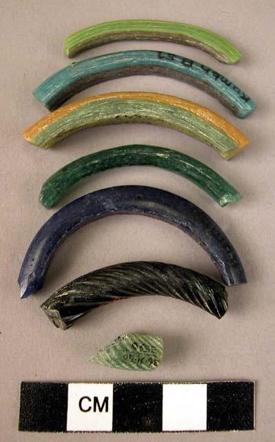 32 fragmentary glass bangles