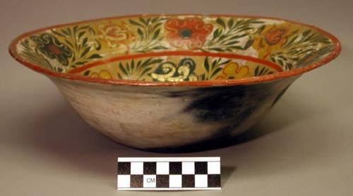 Ceramic bowl with polychrome designs in interior