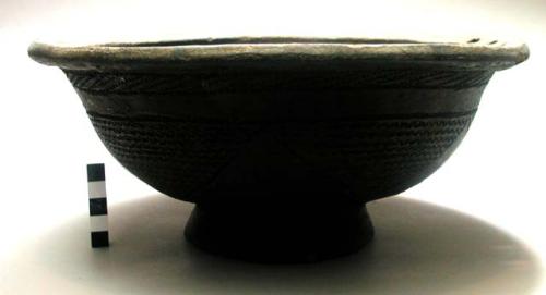 Pottery food dish