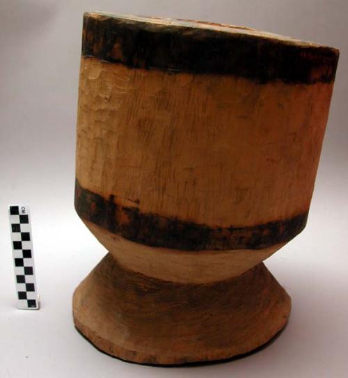 Wooden mortar, two charred stripes, kilingi