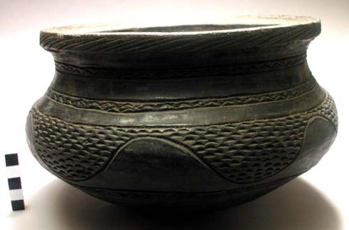 Pottery cooking vessel - incised decoration