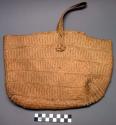 Bag of finely plaited grass, with handle, kunda