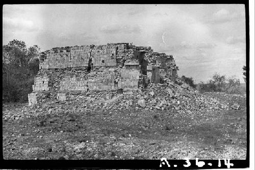 Edif. 2, from SE, showing joint between platform and front vaults