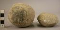 5 spherical pecked stones of pot-boiler type