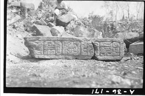 N. Lintel, edge (head to left)