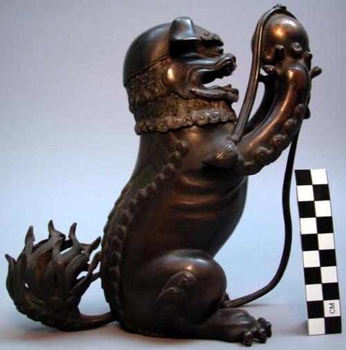 Incense buner with cover in form of lion/dragon with head forming cover