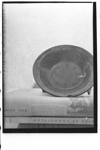 Interior of bowl 44-15-99 [Tripod bowl with Cholula polychrome design]