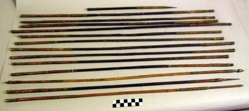 Arrows whose shafts have lacquered designs, red, green and gold; +