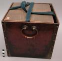Metal box for iron vessel with enameled lid